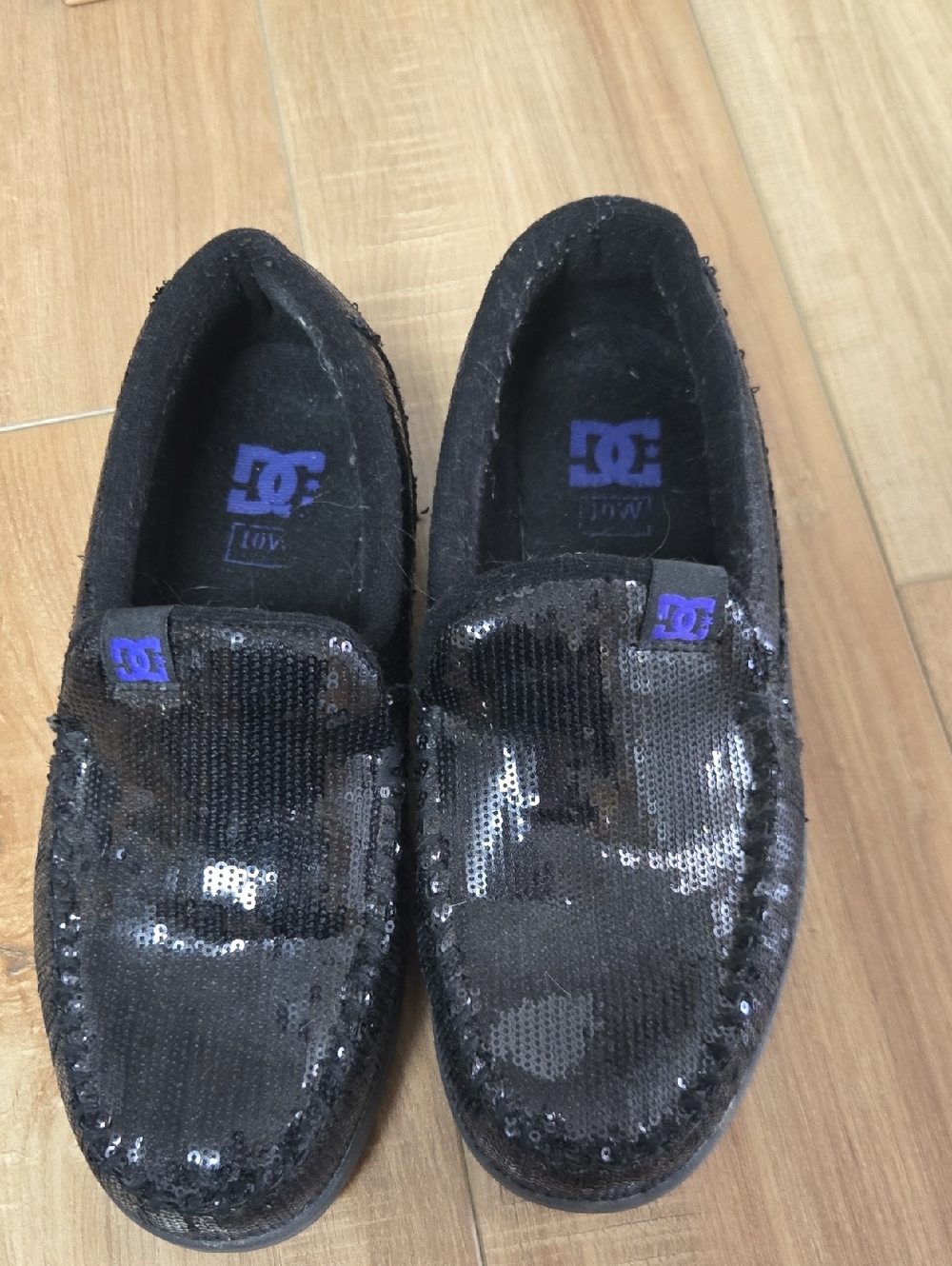 DC Womens Black Sequin Slip-On Moccasins with Purple Logo